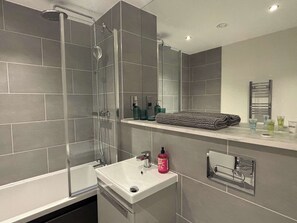 Shower, hair dryer, towels, shampoo - Chic Urban Living-2Bed2Bath Apartment with Parking (Birmingham)
