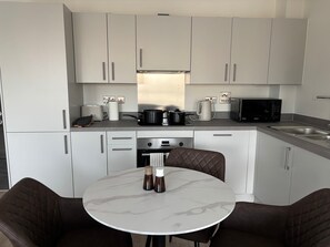 Fridge, oven, stovetop, dishwasher - Perfect CityStay-2Bed2Bath Apartment, Parking included (Birmingham)