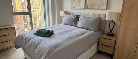 Skrivebord, wi-fi og sengetøy