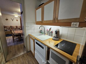 Fridge, microwave, oven, stovetop - C𝗼𝗰𝗼𝗻 𝗰𝗵𝗮𝗹𝗲𝘂𝗿𝗲𝘂𝘅 𝗽𝗼𝘂𝗿 𝘀𝗲́𝗷𝗼𝘂𝗿𝘀 𝗲𝗻  (Les Avanchers-Valmorel)