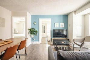 Departamento clásico, para no fumadores, vista a la ciudad | Área de sala de estar