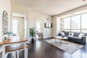 Comfort Apartment, 3 Bedrooms, City View | Living area