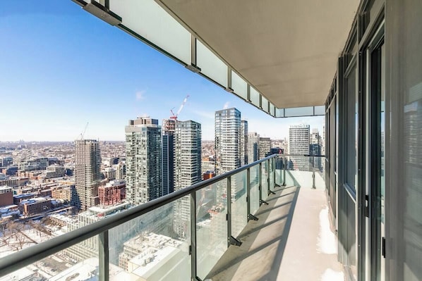 Departamento Confort, 3 habitaciones, vista a la ciudad | Balcón