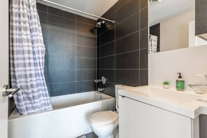 Departamento Confort, 3 habitaciones, vista a la ciudad | Baño | Toallas, jabón, shampoo, papel de baño