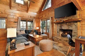 Smart TV, fireplace, video games, table football - Dog-friendly Retreat with Outdoor Sauna & Hot Tub. Golf and hiking trails nearby (Blue Ridge)