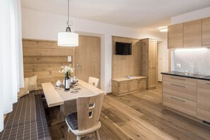 Dining - Residence Lärchwiese apartment no. 1 with a view of the mountains (Ahrntal valley)