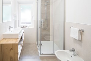 Shower, hair dryer, bidet, towels - Residence Lärchwiese apartment no. 1 with a view of the mountains (Ahrntal valley)