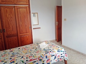 2 chambres, fer et planche à repasser, Wi-Fi, draps fournis