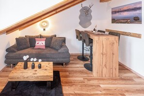 Smart TV, table tennis - Cozy vacation apartment in alpine chalet style with mountain views (Seeg)