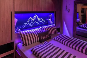Travel cot, free WiFi, bed sheets - Cozy vacation apartment in alpine chalet style with mountain views (Seeg)