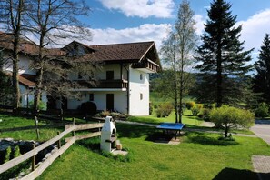 Exterior - Cozy vacation apartment in alpine chalet style with mountain views (Seeg)