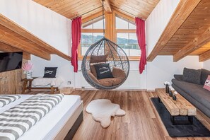 Travel cot, free WiFi, bed sheets - Cozy vacation apartment in alpine chalet style with mountain views (Seeg)