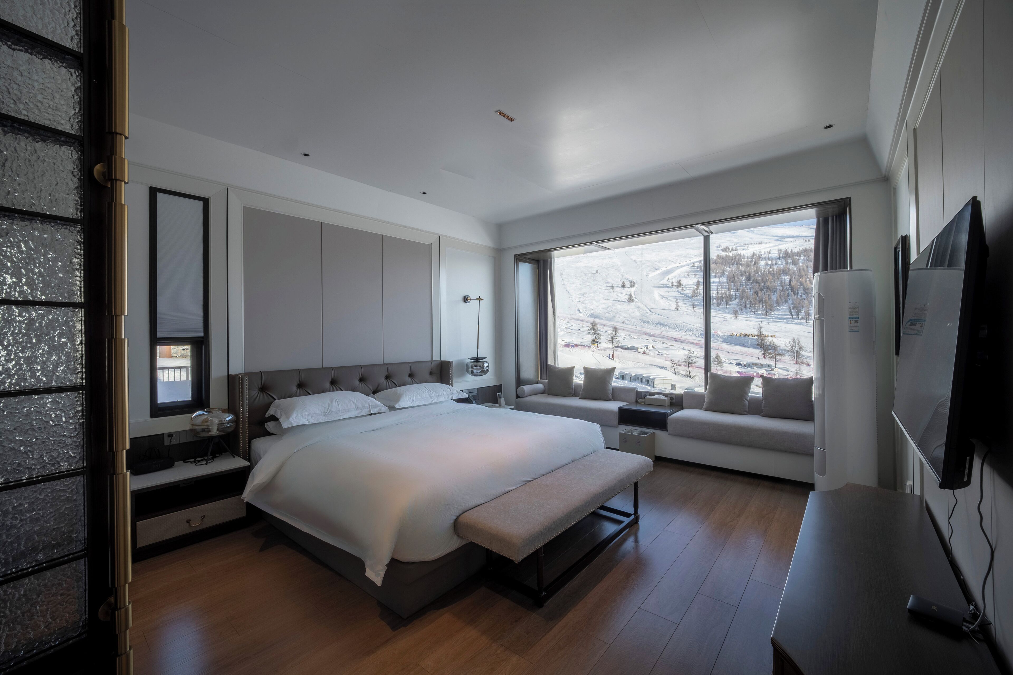 Suite Luxe, vue établissement | Coffres-forts dans les chambres, rideaux occultants