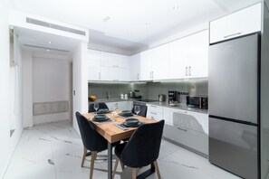 Wasserkocher mit Kaffee-/Teezubehör, Kühlschrank, Mikrowelle, Ofen