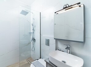 Hair dryer, towels, soap, toilet paper - Villa Melora (Pitsidia)