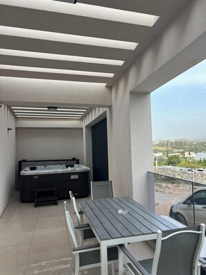 Outdoor dining - Villa Melora (Pitsidia)