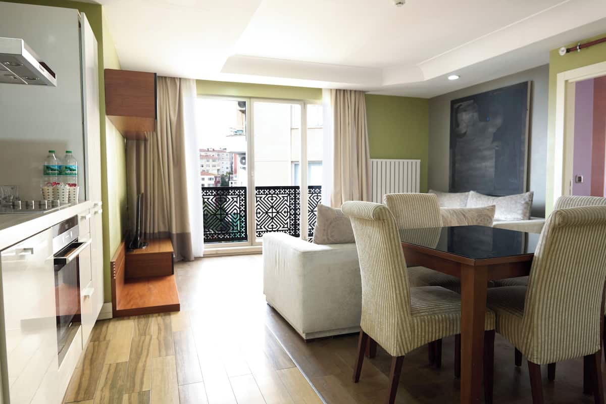 Familienapartment, 2 Schlafzimmer, Küche, Stadtblick | Wohnbereich | LCD-Fernseher