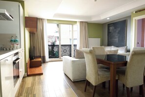 Familienapartment, 2 Schlafzimmer, Küche, Stadtblick | Wohnbereich | LCD-Fernseher