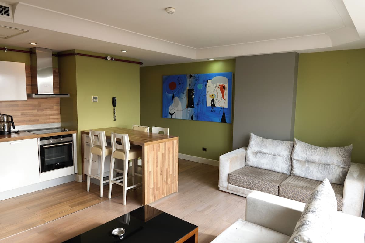 Familienapartment, 1 Schlafzimmer, Küche, Stadtblick | Hochwertige Bettwaren, Zimmersafe, individuell dekoriert