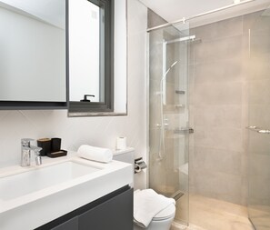 Shower, hair dryer, bidet, towels - Central Location with Easy Access to Al Khail Road, Near Bus Stops, Supermarkets, Dining Spots (Dubai)