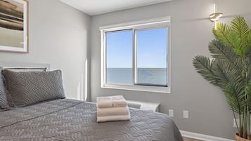 Desk, WiFi, bed sheets