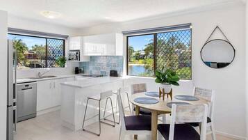 Mikrobølgeovn, ovn, kokeplater og oppvaskmaskin