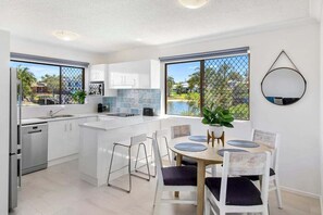 Mikrobølgeovn, ovn, kokeplater og oppvaskmaskin