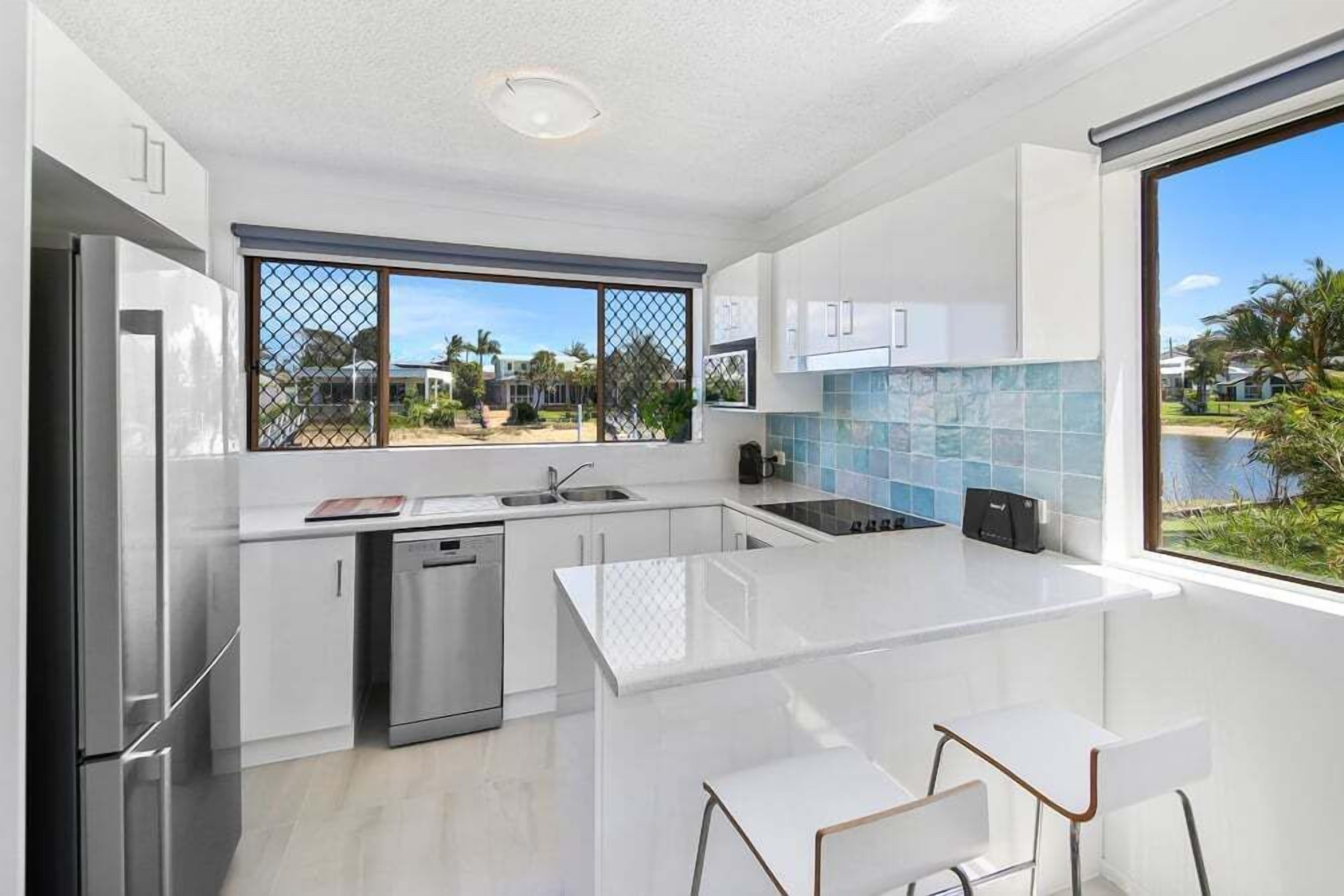 Microondas, horno, parrilla de estufa y lavavajillas 