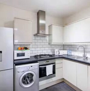 Interior - Bright & Lush 2 Bed Apartment (Croydon)
