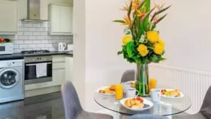 Leilighet, 2 soverom, terrasse | Spiseområde