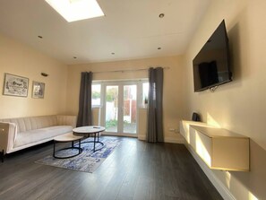 Living room - Bright & Lush 2 Bed Apartment (Croydon)