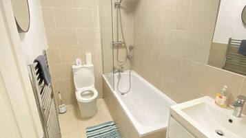 Apartment, 2 Bedrooms, Patio | Bathroom