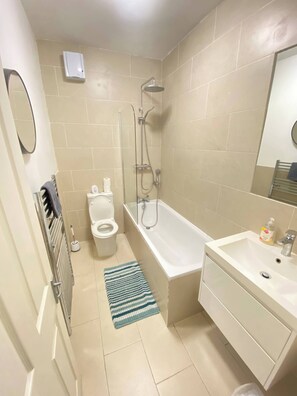 Apartment, 2 Bedrooms, Patio | Bathroom - Cosy Two Bedroom Apartment Near East Croydon Station (Croydon)