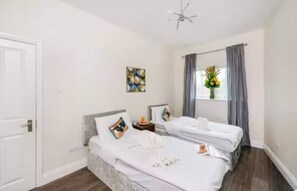 2 bedrooms - Bright & Lush 2 Bed Apartment (Croydon)