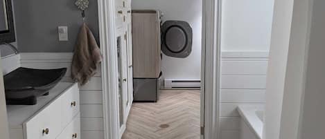 Secadora de cabello, toallas, jabón, papel de baño