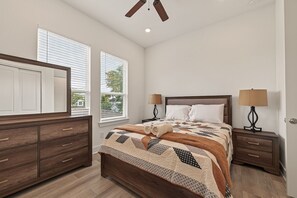 Tabla de planchar con plancha, wifi gratis, ropa de cama