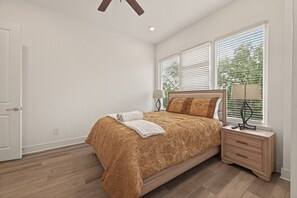 Tabla de planchar con plancha, wifi gratis, ropa de cama