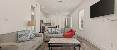 Fernseher, Tischtennisplatte