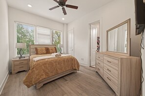 Iron/ironing board, Internet, bed sheets - Cozier Independence Heights | Near Dwtn (Houston)