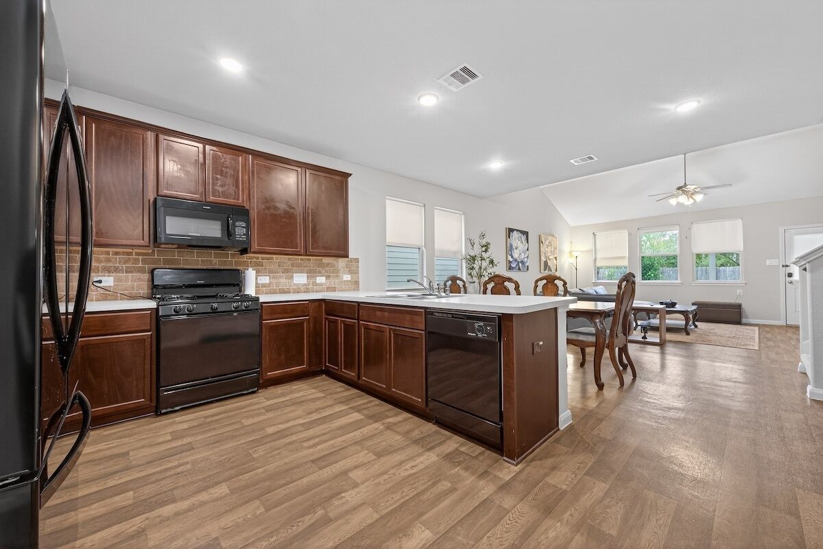 Een koelkast, een magnetron, een oven, een kookplaat