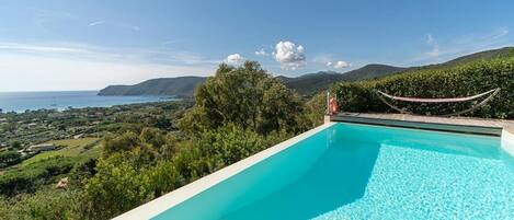 Lämmitetty uima-allas