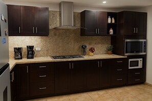 Private kitchen - Comfortable 3BR Retreat_Steps from IESS & Hospital del Río – Cuenca (Cuenca)