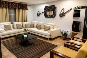 Living area - Comfortable 3BR Retreat_Steps from IESS & Hospital del Río – Cuenca (Cuenca)