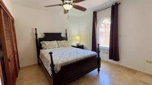 2 عدّة غرف نوم ومكواة/لوح كي وواي فاي وملاءات أسرّة