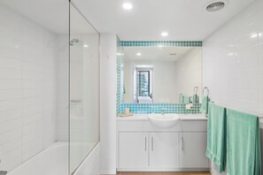 Apartment, Balkon, Stadtblick | Badezimmer