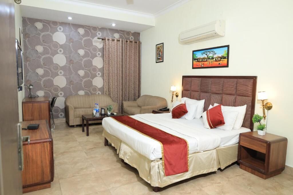 Desk, laptop workspace, iron/ironing board, free WiFi