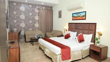 Desk, laptop workspace, iron/ironing board, free WiFi