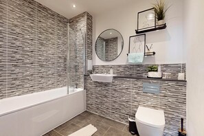 Een douche, een haardroger, handdoeken, shampoo