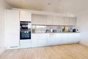 Een koelkast, een magnetron, een oven, een kookplaat