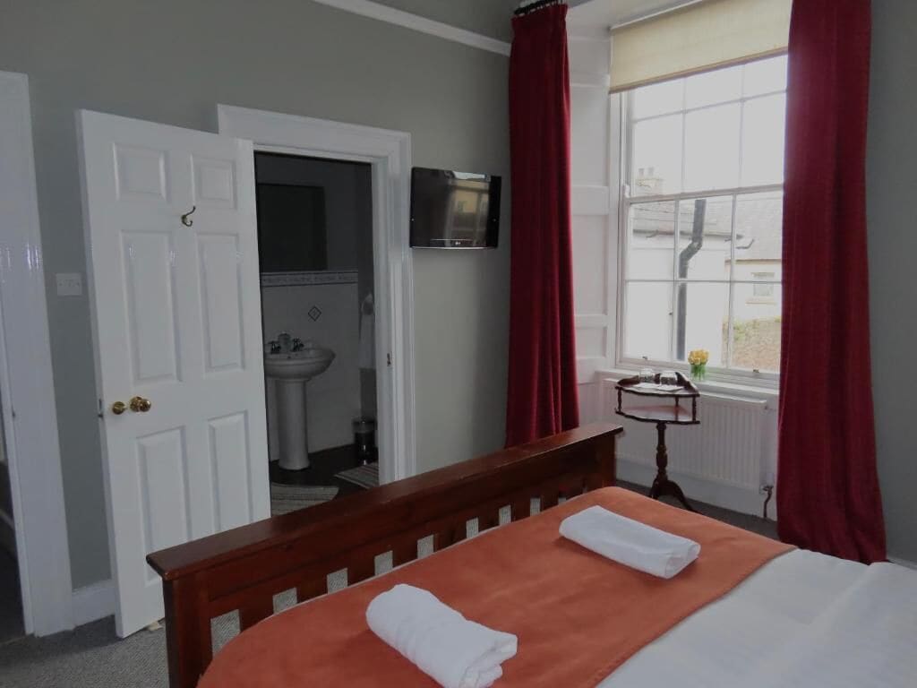 غرفة مزدوجة | ستائر تعتيم وتجهيزات عازلة للصوت ومكواة/لوح كي وواي فاي مجانًا